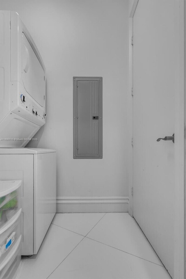 Building Photo - 16001 Collins Ave