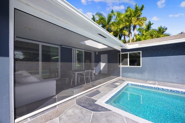 Building Photo - 930 NW 4th Ct