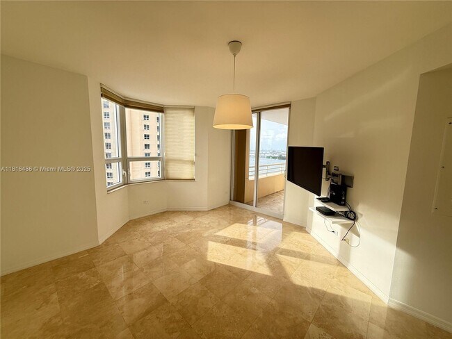 Building Photo - 808 Brickell Key Dr