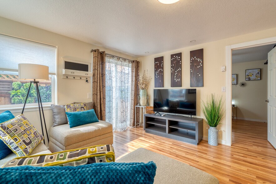 Building Photo - 1676 SE Marion St