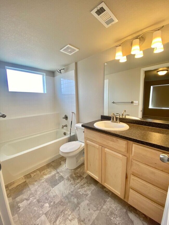 Building Photo - West Greeley Spacious Townhome With New Carpet!
