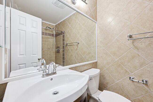 Building Photo - $2,595.95-4 Bed/ 3 Bath-Charming home in Colorado Springs with Central AC