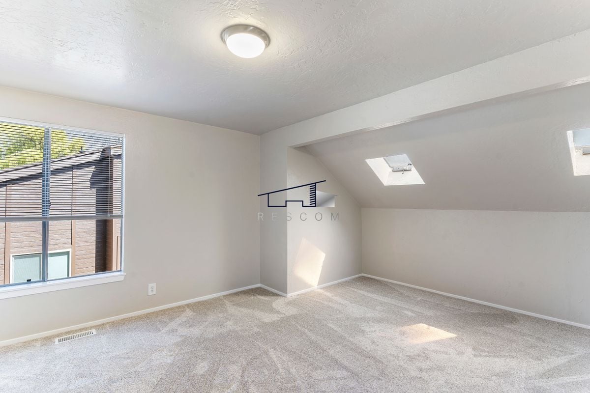 Building Photo - 26 White Barn Dr