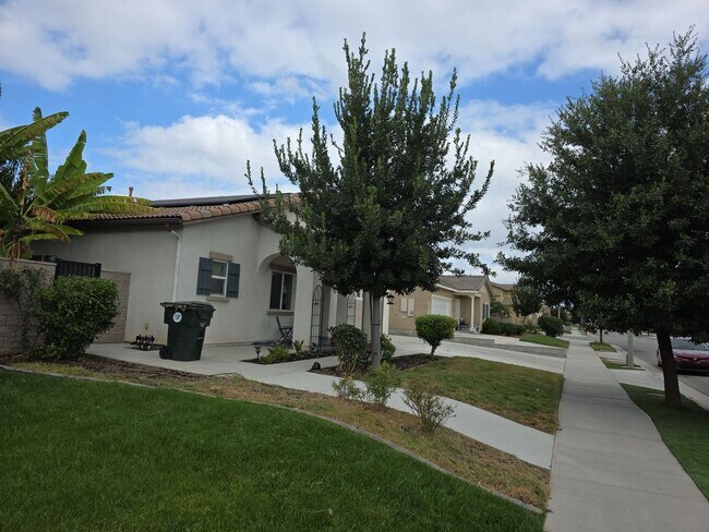 Building Photo - Beautiful Solar Home in Jurupa Valley Avai...