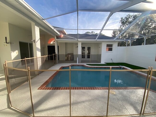 Building Photo - Beautiful 4/3/3 on a private 1 acre lot.