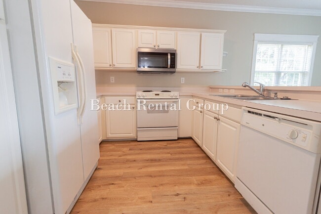 Building Photo - Open and Inviting End Unit