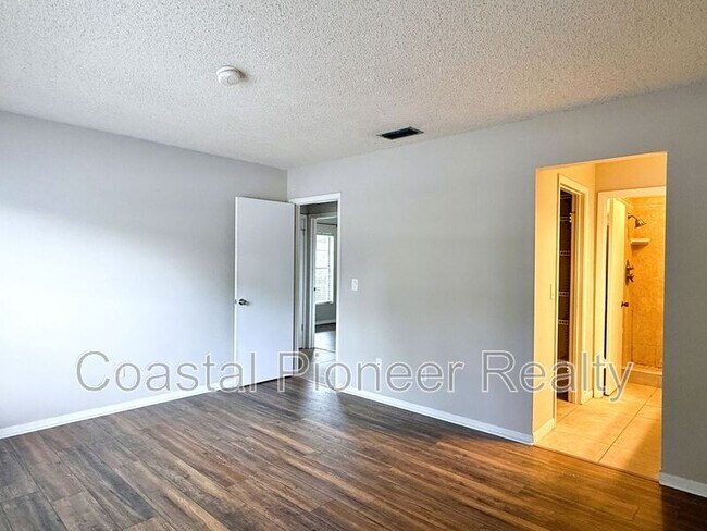 Building Photo - 15502 Morning Dr