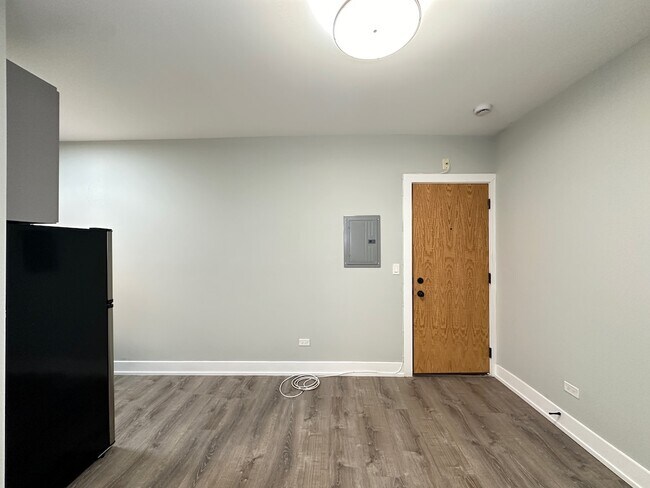 Building Photo - 510 W Belmont Ave