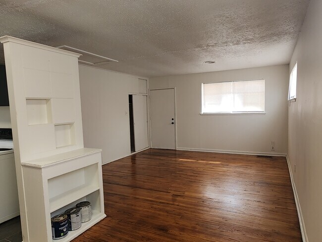 Building Photo - 846 Marilyn St