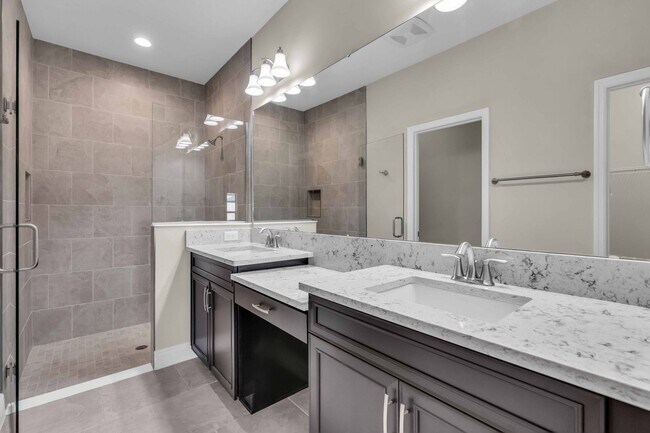 Building Photo - Beautiful Villa, ready to make it your home.