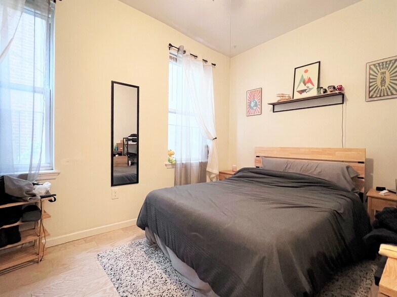 Building Photo - 1627 Wallace St