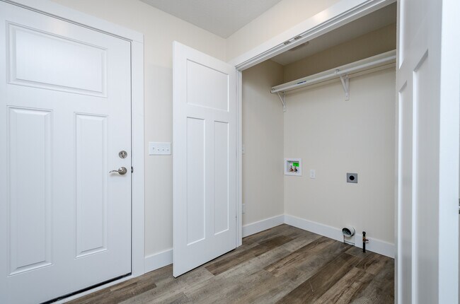 Building Photo - 9250 Brook Hollow Ln