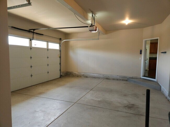 Building Photo - 4Bd/2.5Ba Two Story House - Available to View!