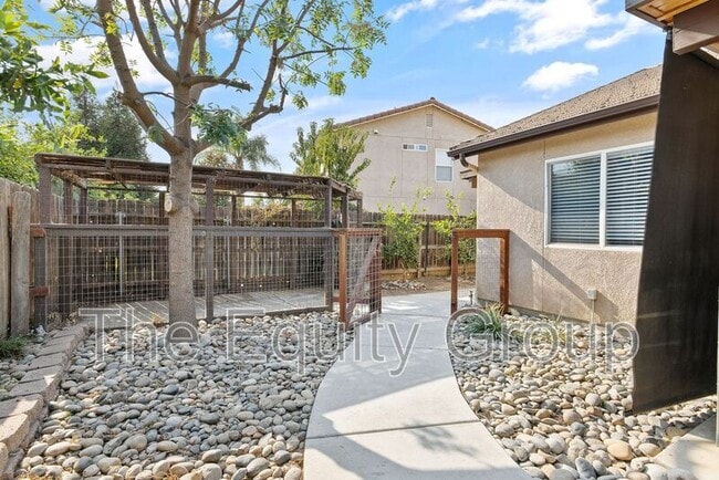 Building Photo - 3835 E Oak Ave
