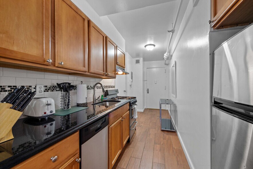 Building Photo - 140 W 19th St