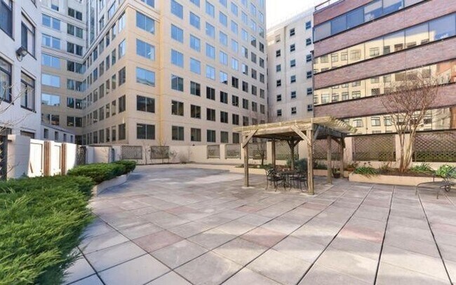 Building Photo - Fantastic 1 Bedroom with Den/Office/Additi...