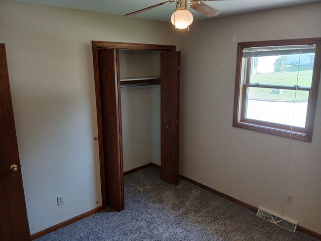 Building Photo - 3 bedrooms, 2.5 bathrooms, 2 car garage, with bonus flex room!