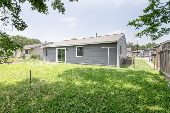 Building Photo - 3309 Proswimmer St