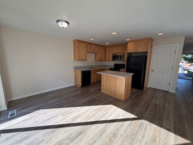 Building Photo - MOVE IN SPECIAL: HALF OFF FIRST MONTH'S RE...
