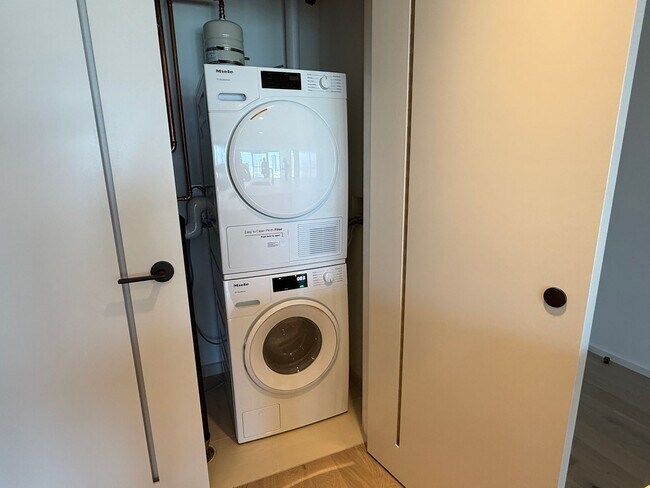Building Photo - Park at Ward Village 2 bedroom 1 bath 2 parking stalls available now!