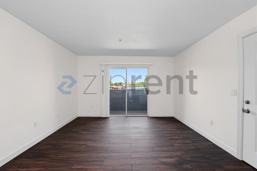 Building Photo - Unit B206