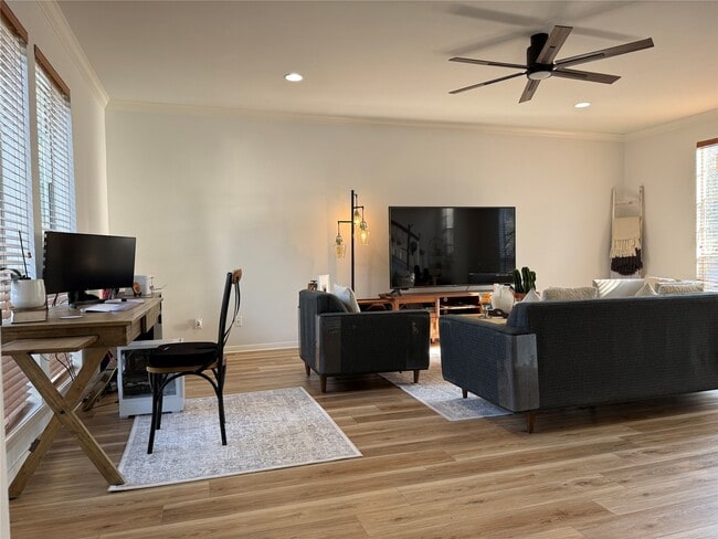 Building Photo - 1702 Tuam St