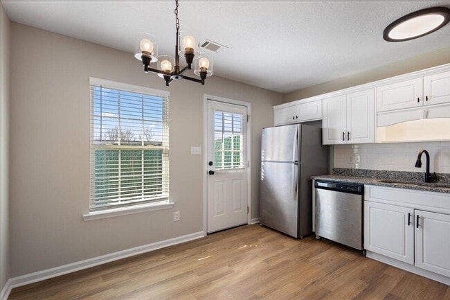 Building Photo - 517 Edgecliff Ln