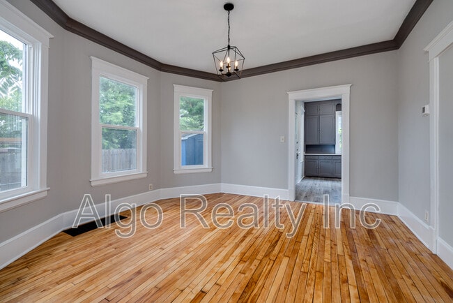 Building Photo - 2123 N Sheridan Ave