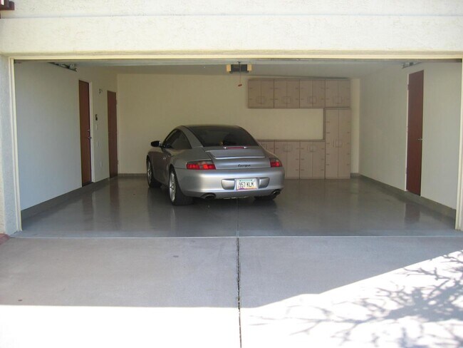 Building Photo - 4819 N 35th Pl