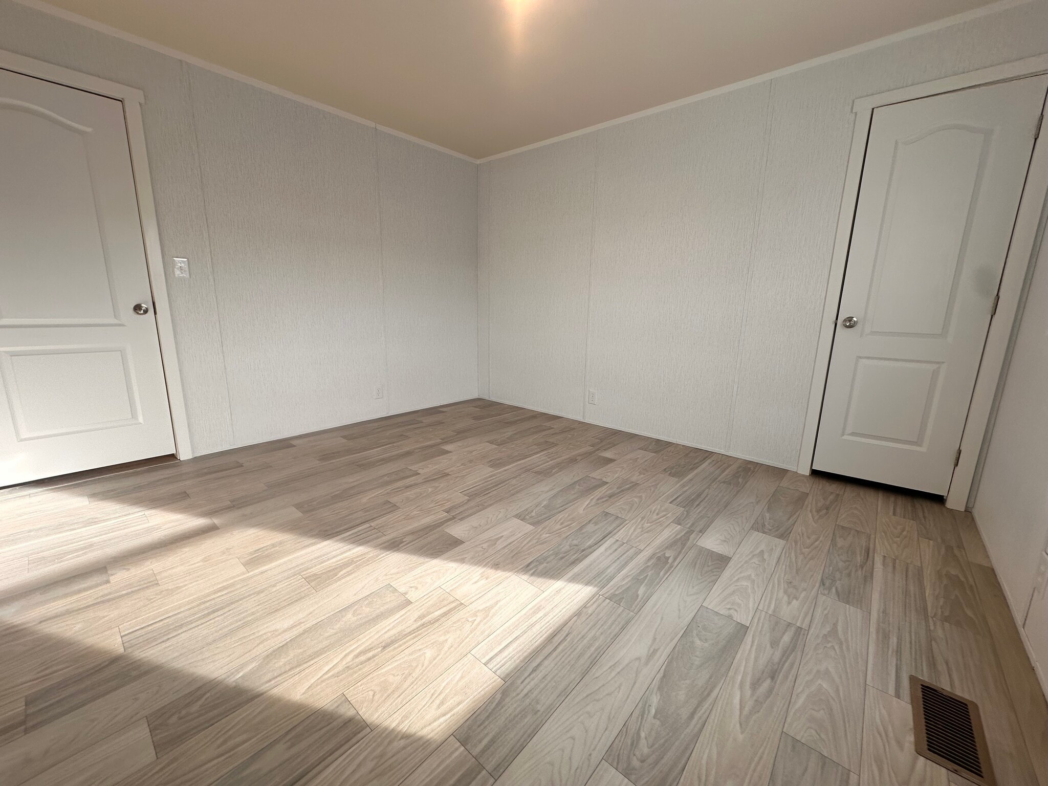 Building Photo - 14 Bing St N