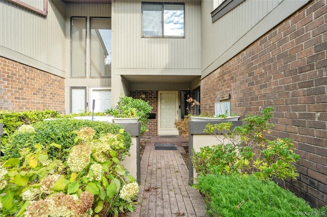 Building Photo - 236 Hamlet Dr