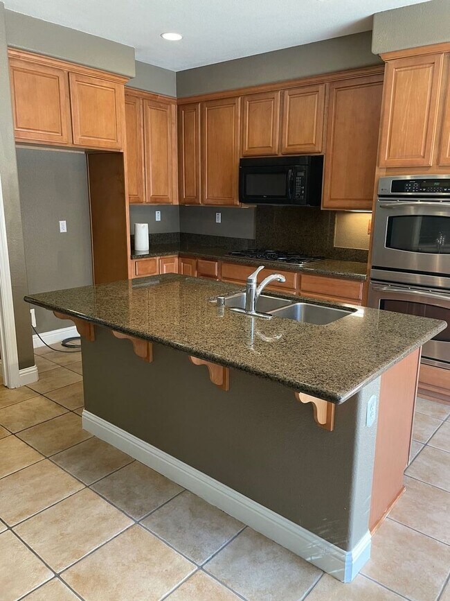Building Photo - Beautiful 5 Bedroom 3 Bath Home in Twelve ...