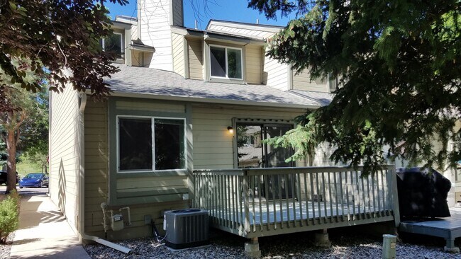 Building Photo - Spacious 2 Bed / 2 Bath Townhome with Garage
