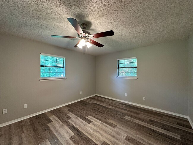 Building Photo - Cozy Elegance: Beautiful 2 Bed, 2.5 Bath H...