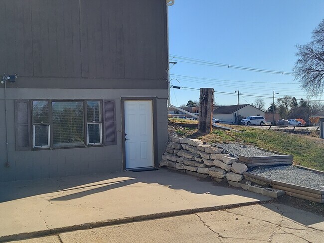 Building Photo - Neligh Triplex