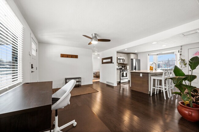 Building Photo - 376 N 8th W