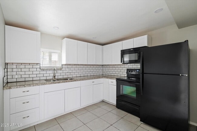 Building Photo - 703 W 1st St