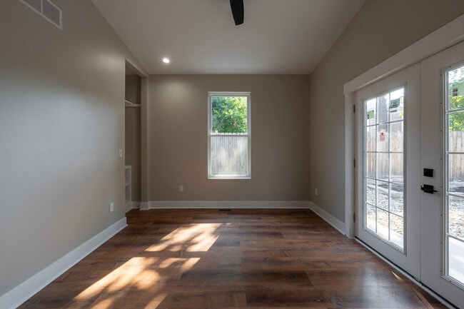 Building Photo - 513 Pershing Ave