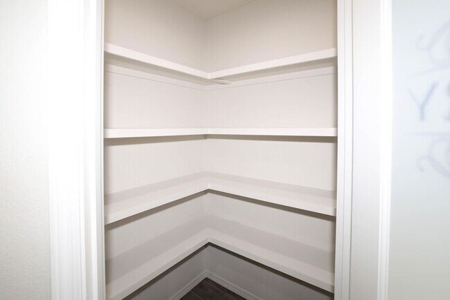 Building Photo - 7628 Woodford Ave