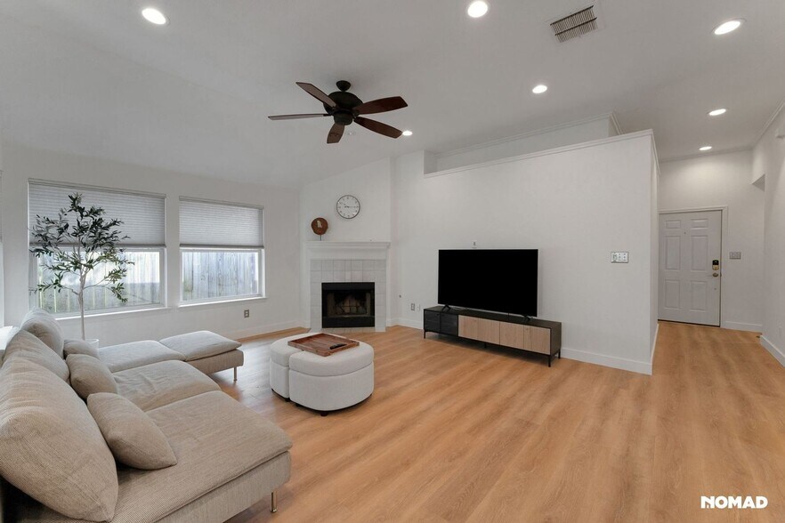 Building Photo - 5613 Lomita Verde Cir