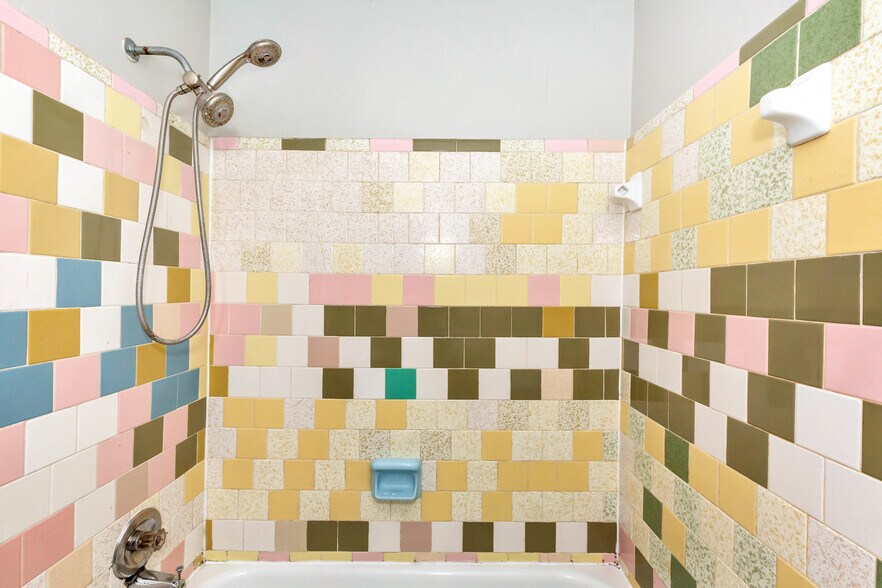 Building Photo - 512 Oshaughnessy Ave NE