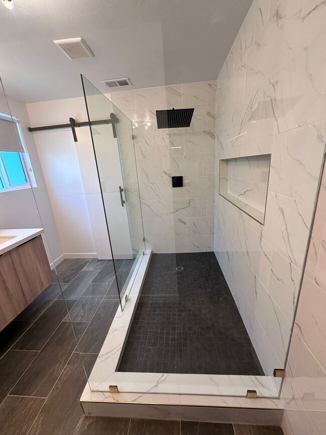 Building Photo - Spacious 3 Bed 3 Bathoom in Long Beach
