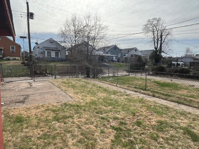 Building Photo - "Charming 3-Bedroom Home with Cozy Fireplace & Gleaming Hardwood Floors!" SECTION 8 PREFERRED!