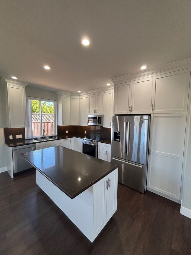 Building Photo - Single Level 3 Bedroom 2 Bathroom Coffey P...