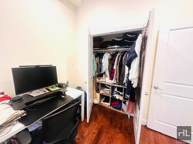 Building Photo - Gorgeous 1 Bedroom in Striver's Row Histor...