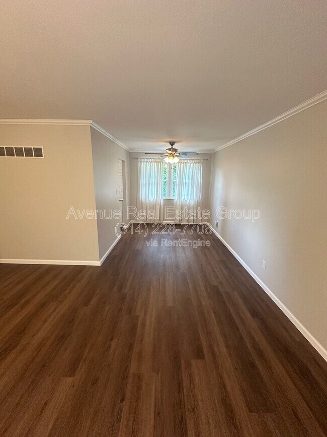 Building Photo - 425 Westglen Village Dr