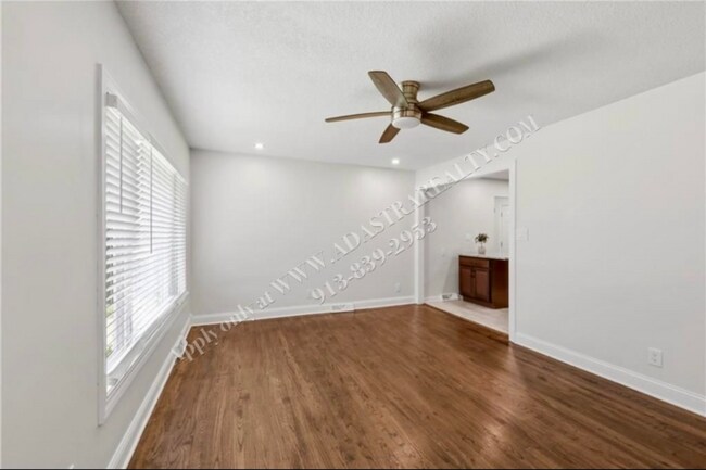 Building Photo - Lovely Ranch in Lenexa-Available NOW!!