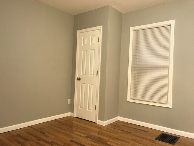 Building Photo - 452 Poplar St