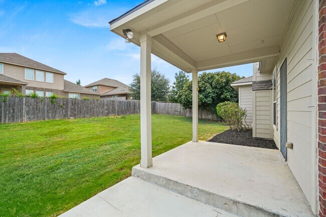 Building Photo - New Braunfels Beauty with plenty of SPACE!