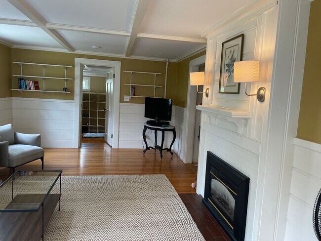 Building Photo - Furnished Colonial Cape rental in centrall...